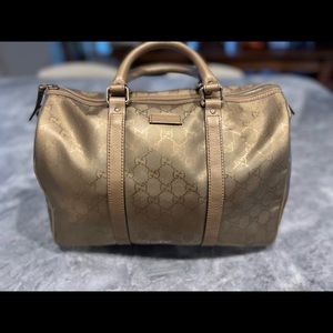 GUCCI  Medium GG Imprimé Bag

• 13"W x9'H x7"D
• 4" handle drop